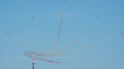 RED ARROWS, Royal Air Force Aerobatic Team, AirShow, Devon, England 库存影片 242883733