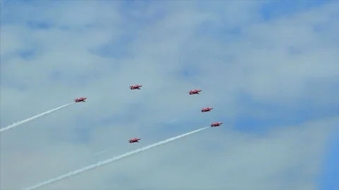 Red arrows slow motion pass with barrel roll Video stock 77012533