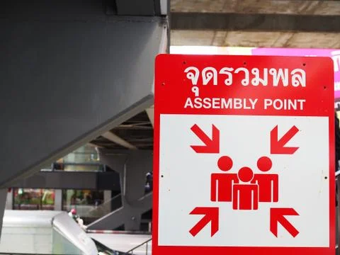 Red "Assembly Point" sign both Thai and English Foto stock