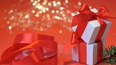 Red background and christmas decor. Vidéo 121269546