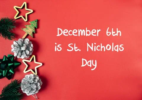 Red background with a Christmas tree and pine cones Foto stock