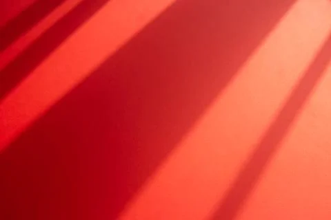 Red background with contrasting shadows Foto stock