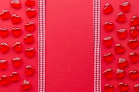 Red background with hearts pattern and copy space Foto stock