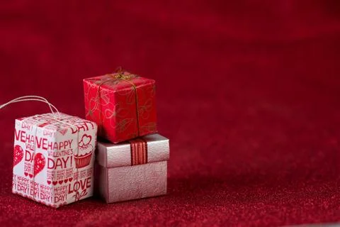 Red background image and gift box Valentine's Day concept Фото