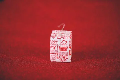 Red background image and gift box Valentine's Day concept Stock-Fotos