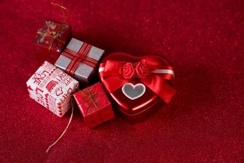 Red background image and gift box Valentine's Day concept Stock-Fotos