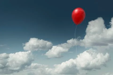 Red balloon floating in cloudy sky Foto stock