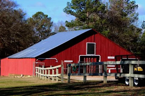 Red Barn in Farmyard Stockfoto's