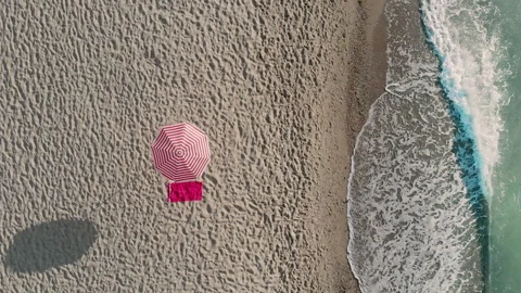 A red beach umbrella Vidéo 169222260