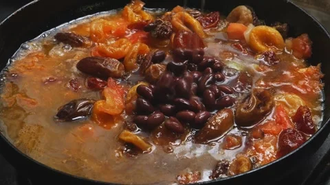Red beans stewed in tomato sauce with dried fruits beans pouring in sauce. .. 库存影片 304519096