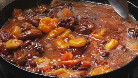Red beans stewed in tomato sauce with meat and dried fruits, mixed with a s.. 库存影片 304519223