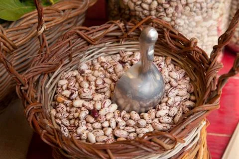 Red beans in wicker basket Foto stock