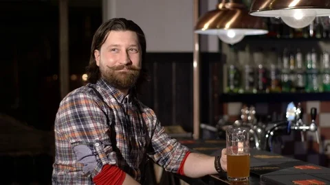 Red Bearded man drinking beer in a bar Vídeos de archivo 71453541