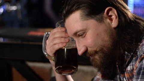 Red Bearded man drinking beer in a bar Vídeos de archivo 71453983