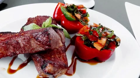Red beef meat steak barbecue garnished vegetable salad Vídeos de archivo 63927552