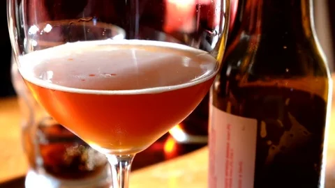 Red beer on a pub table Vídeos de archivo 69741259