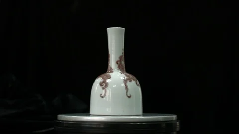 Red bell in glaze 動画素材 118946181
