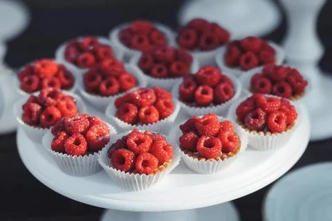 Red berries crown delicate mini tarts Foto stock