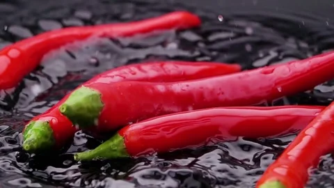 Red Bitter Cayenne Falls on the Table. Vidéo 72841167
