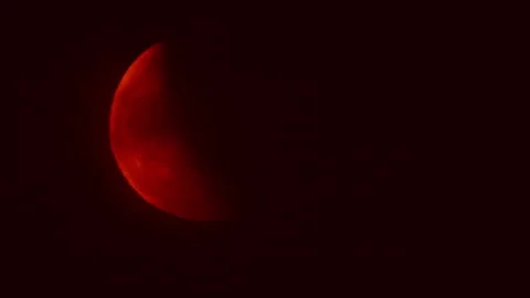 Red Blood Moon Partial Eclipse Glowing Against Dark Night Sky Vidéo 335448281
