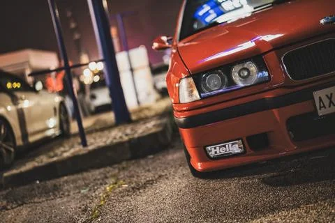 Red bmw e36 model car at night meet Foto stock