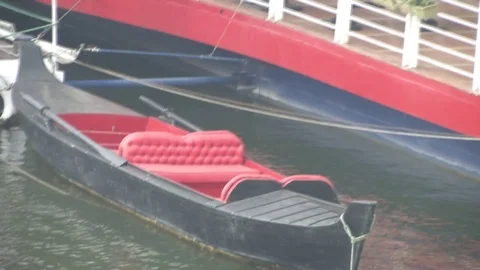 Red Boat in Nile River Stockbeeldmateriaal 82314846