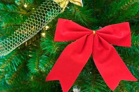 Red bow on christmas tree Foto stock