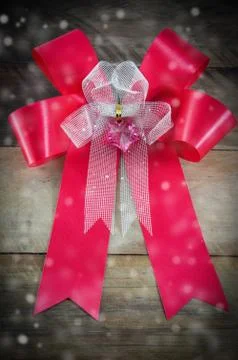 Red bow ribbon on wooden background Stockfoto's