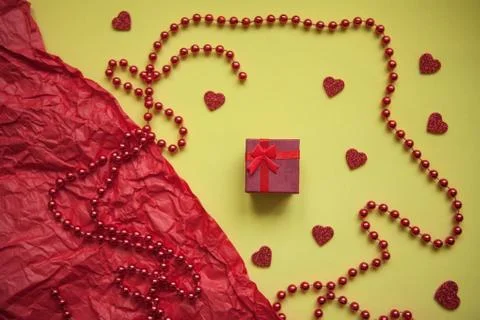 Red box with a gift on a festive background. Foto stock