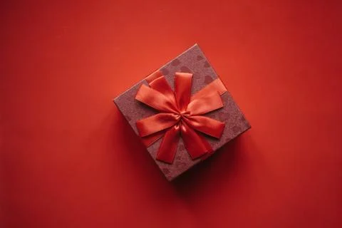 Red box with a gift on a red background. Foto stock