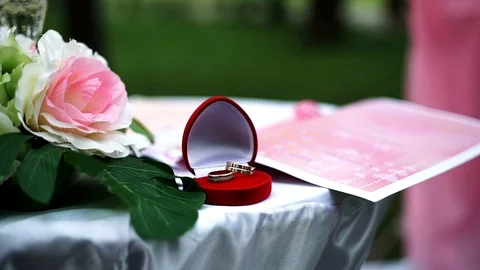 Red box with a ring near a wedding bouquet Stock-Footage 127563506
