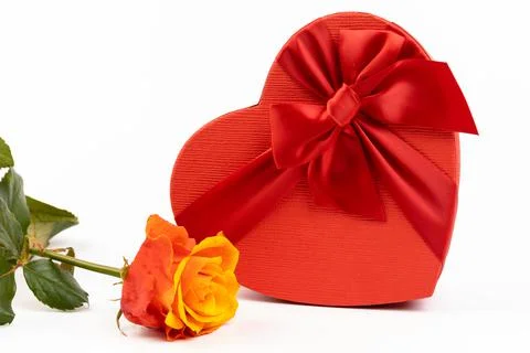 Red box in shape of heart. Gift box for Valentine's Day whith rose. Isolated  Foto stock