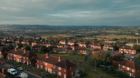 Red brick homes line quiet streets Vidéo 343557387