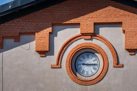 Red Brick Wall Clock Face on Building in Daylight Fotos de archivo