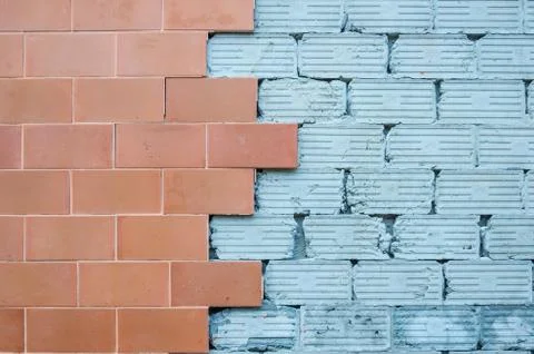 Red brick wall with damaged sidewall. Foto stock