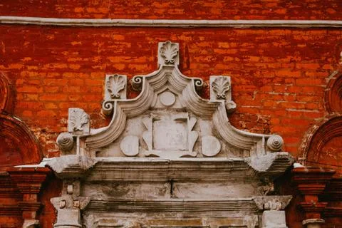Red brick wall with white decorations Foto stock