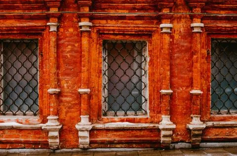 Red brick wall with Windows Foto stock