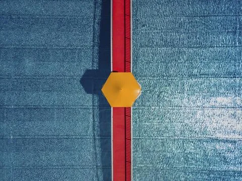 On a red bridge spanning a swimming pool at an open-air lido in Frankfurt, there Foto stock