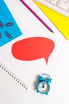 Red bubble copy space paper on the table with clock. Business concept with empy Foto stock