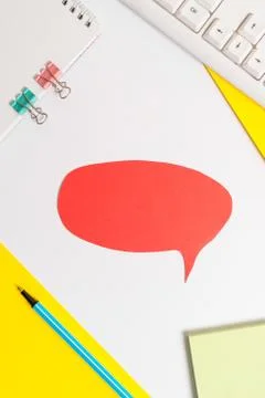 Red bubble copy space paper on the table with clock. Business concept with empty Foto stock
