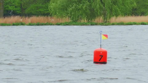 Red buoy on a river water surface with waves Vídeos de archivo 89585166