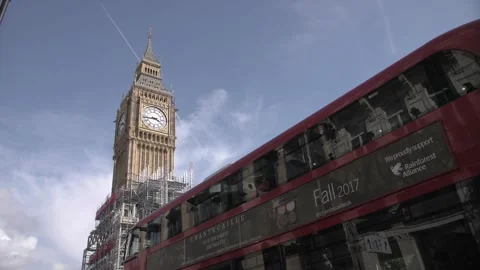 Red bus driving on front of big ben Vídeos de archivo 247339980