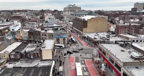 Red Bus Lanes and Buses on a Jamaica Avenue in Queens 库存影片 167633247