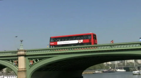 Red bus pan to Big Ben clock tower and Houses of Parliament London England Vídeo Stock 116976