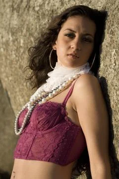 Red bustier by rocks Foto stock