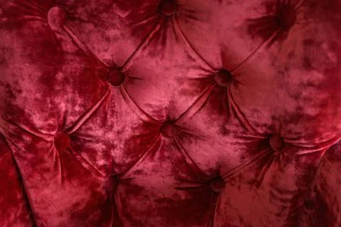Red buttoned velvet couch surface Foto stock