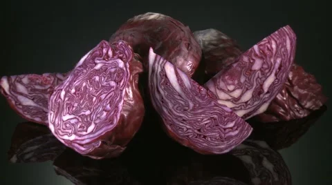 RED CABBAGE BEING PREPARED  ON A KITCHEN WORKTOP Vidéo 59005599