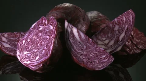 RED CABBAGE  BEING PREPARED  ON A KITCHEN WORKTOP Vidéo 59005705