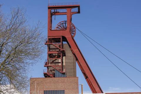 Red cable car structure of an industrial building in front of a blue sky, Essen, Foto stock