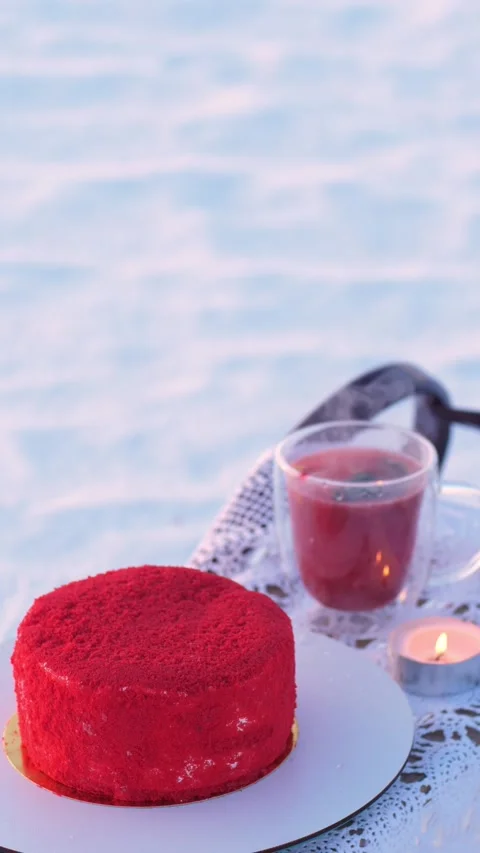 Red cake and hot steaming tea in glass cup served on sleigh on snowy winter day Video stock 329291377